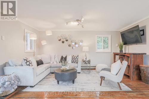 31 Bank Road, Scugog, ON - Indoor Photo Showing Living Room