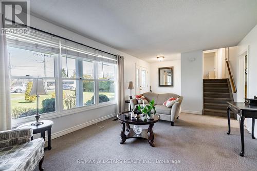 1778 Scugog Street, Scugog, ON - Indoor Photo Showing Living Room