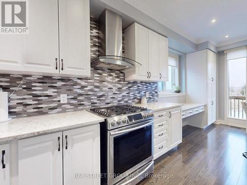 40 Helliwell Cres, Richmond Hill, ON - Indoor Photo Showing Kitchen With Upgraded Kitchen