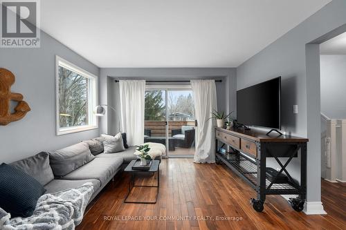 11 Balson Blvd, Whitchurch-Stouffville, ON - Indoor Photo Showing Living Room