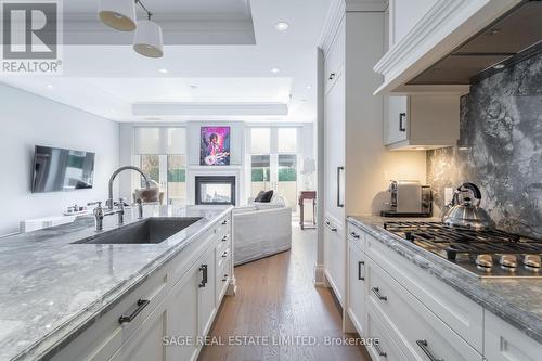 304 - 133 Hazelton Avenue, Toronto, ON - Indoor Photo Showing Kitchen With Upgraded Kitchen