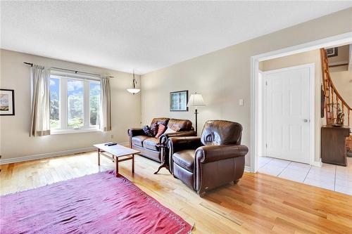 116 Barbican Trail, St. Catharines, ON - Indoor Photo Showing Living Room