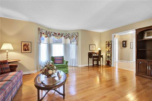 116 Barbican Trail, St. Catharines, ON - Indoor Photo Showing Living Room