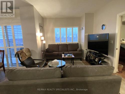 #602 -810 Scollard Crt, Mississauga, ON - Indoor Photo Showing Living Room
