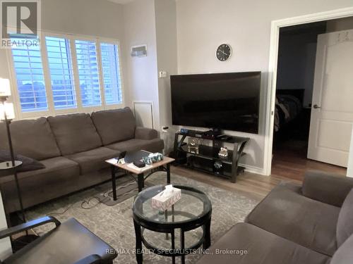 #602 -810 Scollard Crt, Mississauga, ON - Indoor Photo Showing Living Room