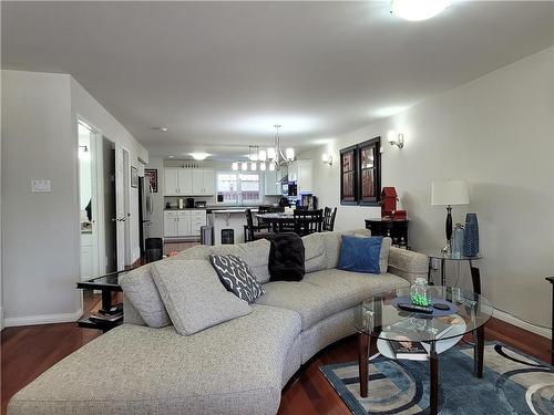 62 Dufferin Avenue W, Portage La Prairie, MB - Indoor Photo Showing Living Room