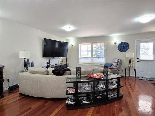 62 Dufferin Avenue W, Portage La Prairie, MB - Indoor Photo Showing Living Room