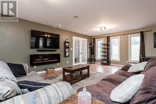 6732 Shiloh Road, Clarington, ON - Indoor Photo Showing Living Room