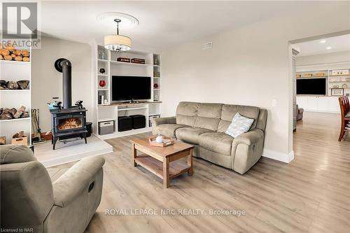 11035 Sodom Rd, Niagara Falls, ON - Indoor Photo Showing Living Room With Fireplace