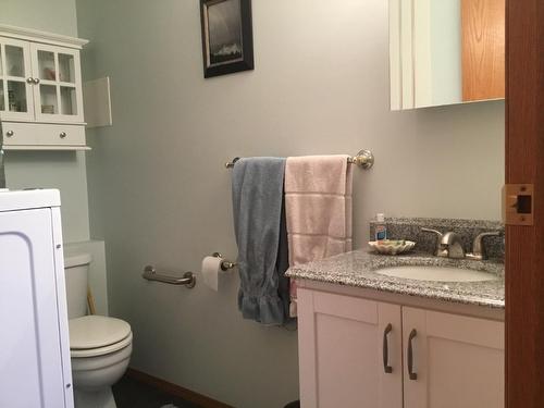 814 307Th Avenue, Kimberley, BC - Indoor Photo Showing Bathroom