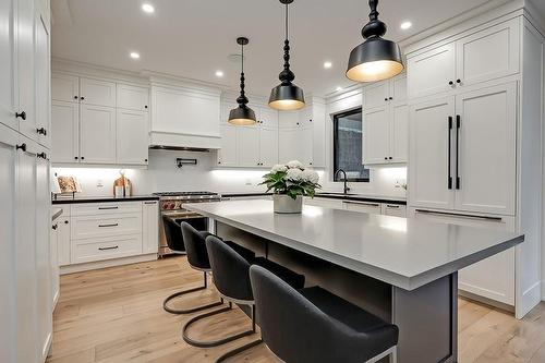 2168 Harris Crescent, Burlington, ON - Indoor Photo Showing Kitchen With Upgraded Kitchen