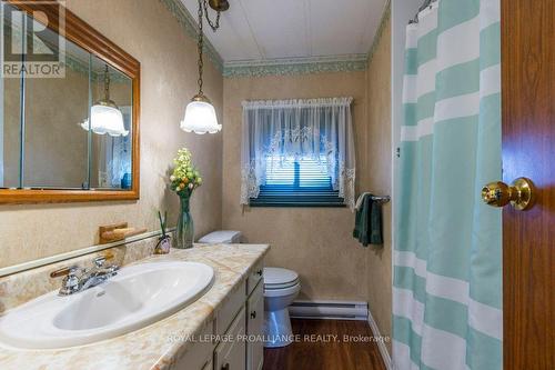 25 Linden Boulevard, Quinte West, ON - Indoor Photo Showing Bathroom
