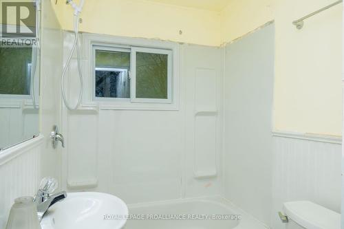 154B Lester Rd, Quinte West, ON - Indoor Photo Showing Bathroom