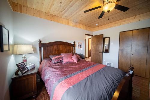 1661 Koocanusa Lake Drive, Lake Koocanusa, BC - Indoor Photo Showing Bedroom