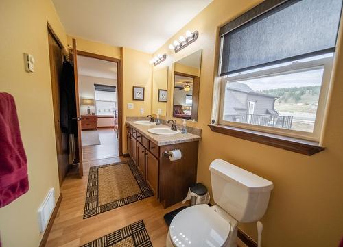 1661 Koocanusa Lake Drive, Lake Koocanusa, BC - Indoor Photo Showing Bathroom