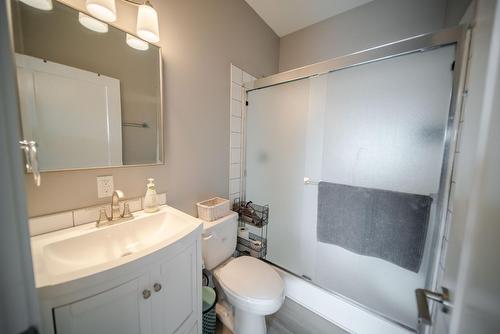 1661 Koocanusa Lake Drive, Lake Koocanusa, BC - Indoor Photo Showing Bathroom