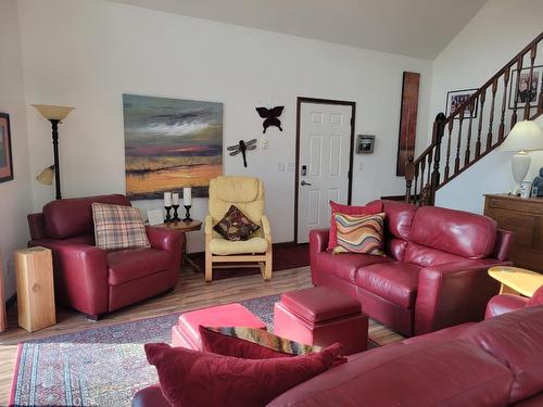 1661 Koocanusa Lake Drive, Lake Koocanusa, BC - Indoor Photo Showing Living Room