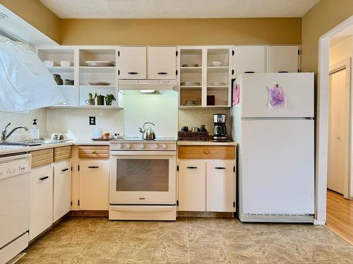 201 14Th Street S, Cranbrook, BC - Indoor Photo Showing Kitchen