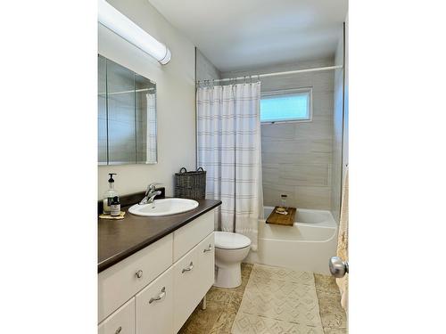 201 14Th Street S, Cranbrook, BC - Indoor Photo Showing Bathroom