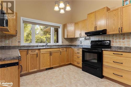 72 Richwood Drive, Skerryvore, ON - Indoor Photo Showing Kitchen With Double Sink