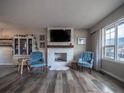 2631 Ayr Place, Kamloops, BC - Indoor Photo Showing Living Room With Fireplace