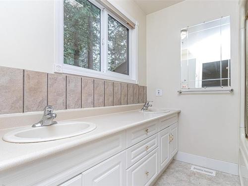 3974 Cambrai Rd, Duncan, BC - Indoor Photo Showing Bathroom