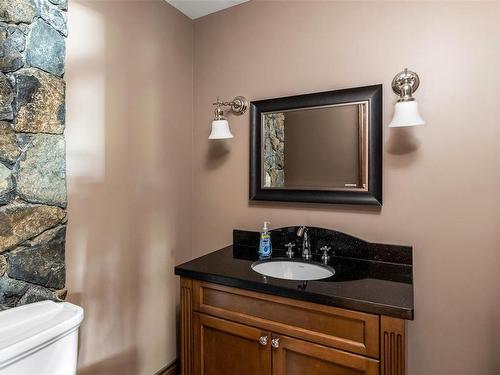 803 Piermont Pl, Victoria, BC - Indoor Photo Showing Bathroom