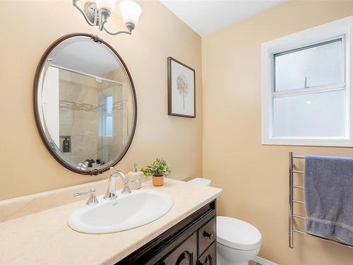 654 Rason Rd, Langford, BC - Indoor Photo Showing Bathroom