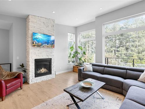 7335 Aulds Rd, Lantzville, BC - Indoor Photo Showing Living Room With Fireplace