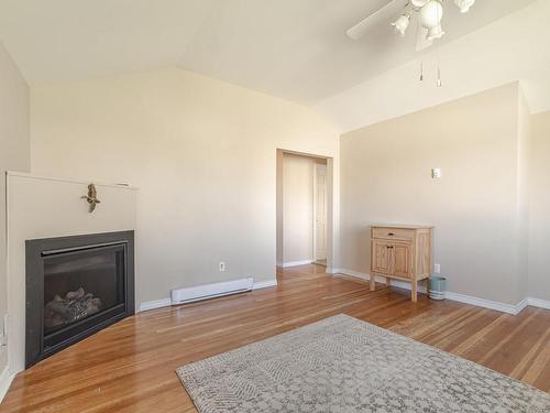 117 Kitchener St, Ladysmith, BC - Indoor Photo Showing Living Room With Fireplace