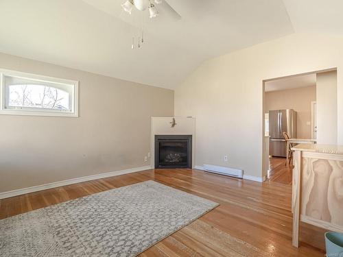 117 Kitchener St, Ladysmith, BC - Indoor Photo Showing Living Room With Fireplace