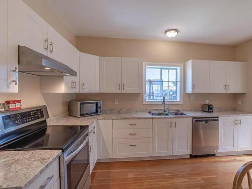 117 Kitchener St, Ladysmith, BC - Indoor Photo Showing Kitchen With Double Sink