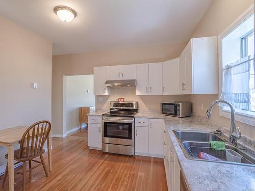 117 Kitchener St, Ladysmith, BC - Indoor Photo Showing Kitchen With Double Sink