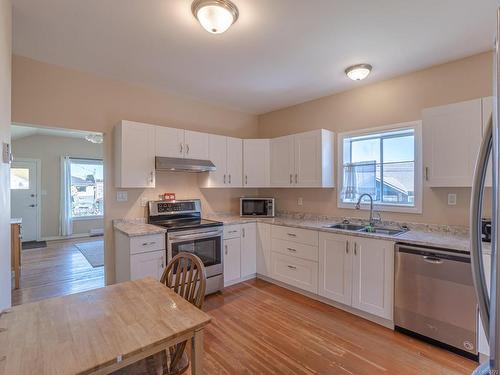 117 Kitchener St, Ladysmith, BC - Indoor Photo Showing Kitchen With Double Sink