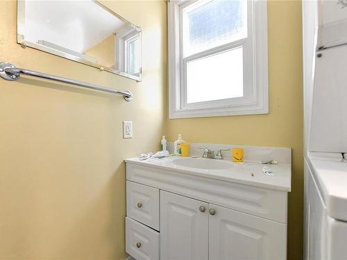 750 Connaught Rd, Victoria, BC - Indoor Photo Showing Bathroom