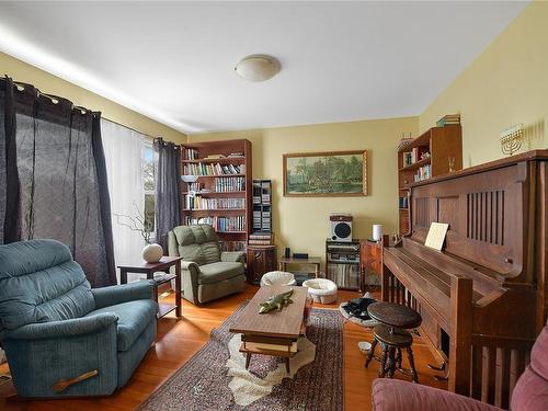 750 Connaught Rd, Victoria, BC - Indoor Photo Showing Living Room