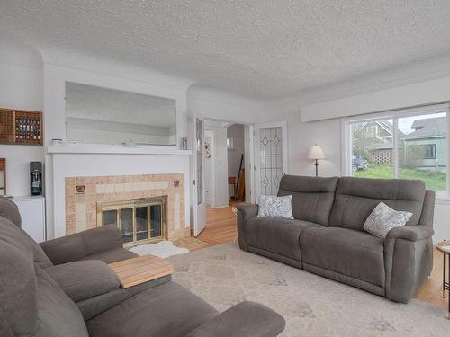 140 1St Ave, Ladysmith, BC - Indoor Photo Showing Living Room With Fireplace