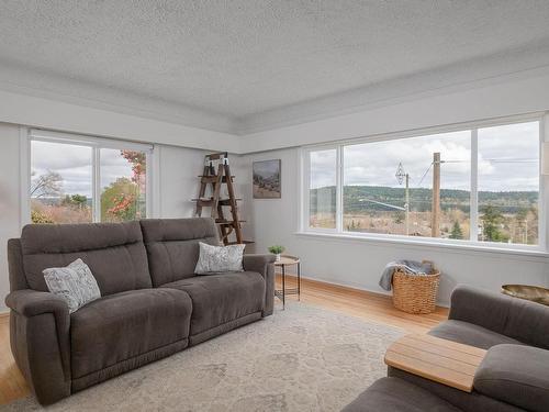 140 1St Ave, Ladysmith, BC - Indoor Photo Showing Living Room