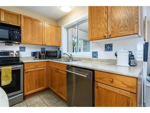 965 Eastwicke Cres, Comox, BC - Indoor Photo Showing Kitchen With Double Sink