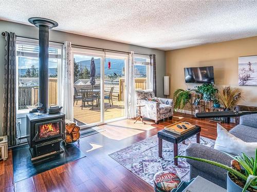 2099 Lark Cres, Nanaimo, BC - Indoor Photo Showing Living Room With Fireplace
