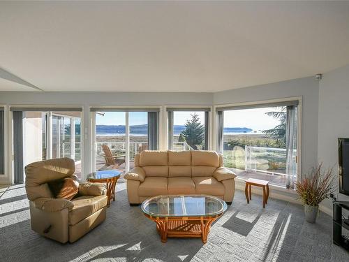 501 Arbutus Bay Rd, Fanny Bay, BC - Indoor Photo Showing Living Room