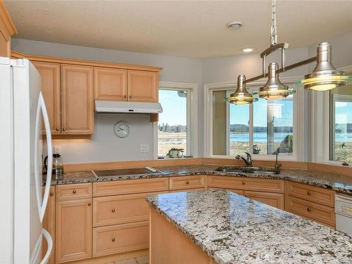 501 Arbutus Bay Rd, Fanny Bay, BC - Indoor Photo Showing Kitchen