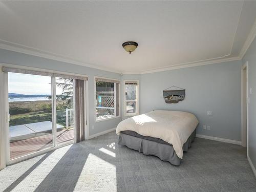 501 Arbutus Bay Rd, Fanny Bay, BC - Indoor Photo Showing Bedroom