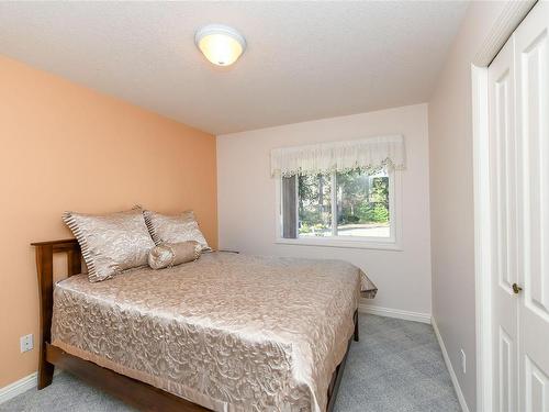 501 Arbutus Bay Rd, Fanny Bay, BC - Indoor Photo Showing Bedroom