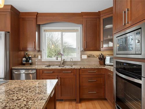 1362 Ivy Lane, Nanaimo, BC - Indoor Photo Showing Kitchen With Double Sink