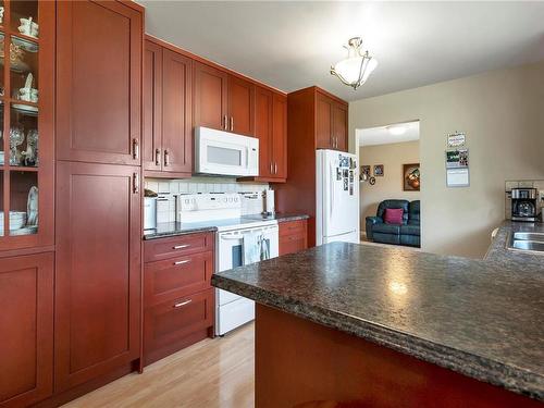 1815 Cranberry Cir, Campbell River, BC - Indoor Photo Showing Kitchen