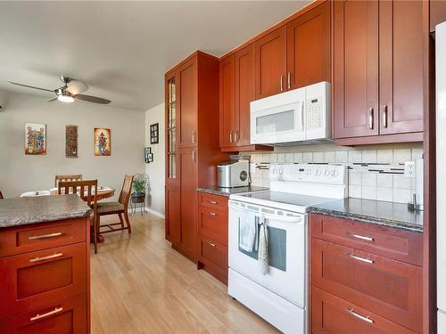 1815 Cranberry Cir, Campbell River, BC - Indoor Photo Showing Kitchen