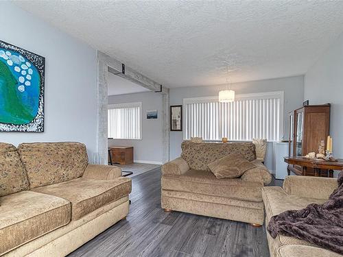 1040 Chaster St, Duncan, BC - Indoor Photo Showing Living Room