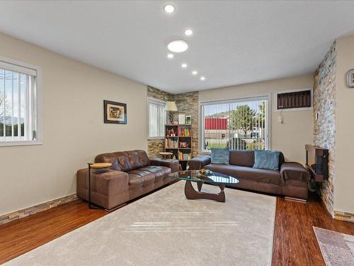 107-2035 Baron Road, Kelowna, BC - Indoor Photo Showing Living Room