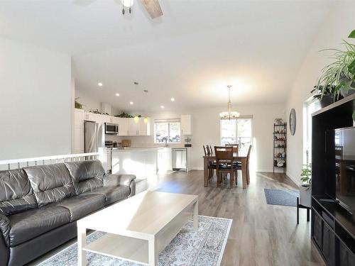 7105 Dunwaters Road, Kelowna, BC - Indoor Photo Showing Living Room